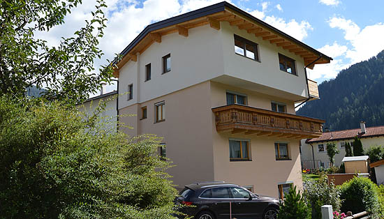 Die gemütliche und freundliche Privatpension Haus Gamper in Nauders Tiroler Oberland bietet ansprechende Ferienwohnungen Appartements mit Balkon oder Sitzecke im Garten, Skibushaltestelle in der Nähe, Skibus gratis.
