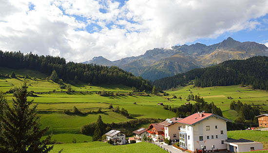 Die gemütliche und freundliche Privatpension Haus Gamper in Nauders Tiroler Oberland bietet ansprechende Ferienwohnungen Appartements mit Balkon oder Sitzecke im Garten, Skibushaltestelle in der Nähe, Skibus gratis.